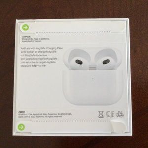 Apple Air Pods with MagSafe Charging Case